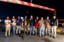 Pelaksana Tugas (Plt.) Kepala Dinas Perhubungan Kota Sungai Penuh, Dianda Putra, S.STP., M.Si (kelima dari kiri), bersama jajaran petugas Dishub dan personel lapangan berfoto bersama di depan Portal Jembatan Kerinduan yang baru selesai diperbaiki. (FOTO : Dok. Istimewa/Dianda Putra)