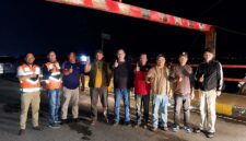 Pelaksana Tugas (Plt.) Kepala Dinas Perhubungan Kota Sungai Penuh, Dianda Putra, S.STP., M.Si (kelima dari kiri), bersama jajaran petugas Dishub dan personel lapangan berfoto bersama di depan Portal Jembatan Kerinduan yang baru selesai diperbaiki. (FOTO : Dok. Istimewa/Dianda Putra)