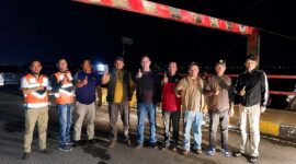 Pelaksana Tugas (Plt.) Kepala Dinas Perhubungan Kota Sungai Penuh, Dianda Putra, S.STP., M.Si (kelima dari kiri), bersama jajaran petugas Dishub dan personel lapangan berfoto bersama di depan Portal Jembatan Kerinduan yang baru selesai diperbaiki. (FOTO : Dok. Istimewa/Dianda Putra)