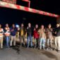 Pelaksana Tugas (Plt.) Kepala Dinas Perhubungan Kota Sungai Penuh, Dianda Putra, S.STP., M.Si (kelima dari kiri), bersama jajaran petugas Dishub dan personel lapangan berfoto bersama di depan Portal Jembatan Kerinduan yang baru selesai diperbaiki. (FOTO : Dok. Istimewa/Dianda Putra)