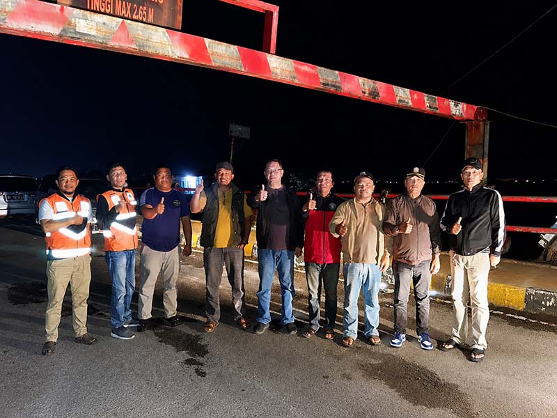 Pelaksana Tugas (Plt.) Kepala Dinas Perhubungan Kota Sungai Penuh, Dianda Putra, S.STP., M.Si (kelima dari kiri), bersama jajaran petugas Dishub dan personel lapangan berfoto bersama di depan Portal Jembatan Kerinduan yang baru selesai diperbaiki. (FOTO : Dok. Istimewa/Dianda Putra)