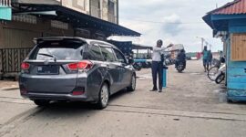 Petugas Pelabuhan Tanggo Rajo Ulu mengarahkan pengunjung agar tidak membawa Mobil memasuki Objek Wisata WFC. FOTO : LT