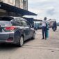 Petugas Pelabuhan Tanggo Rajo Ulu mengarahkan pengunjung agar tidak membawa Mobil memasuki Objek Wisata WFC. FOTO : LT