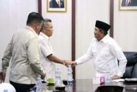 Bupati Tanjab Barat Anwar Sadat (kanan) menyambut tim KLHK dan Gakkum LHK Jambi dalam pertemuan membahas percepatan pembentukan Kantor Daops Pengendalian Karhutla guna memperkuat perlindungan lahan gambut, Rabu (29/07). (FOTO : Dok. Prokopim TJB)