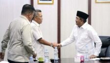 Bupati Tanjab Barat Anwar Sadat (kanan) menyambut tim KLHK dan Gakkum LHK Jambi dalam pertemuan membahas percepatan pembentukan Kantor Daops Pengendalian Karhutla guna memperkuat perlindungan lahan gambut, Rabu (29/07). (FOTO : Dok. Prokopim TJB)