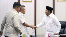 Bupati Tanjab Barat Anwar Sadat (kanan) menyambut tim KLHK dan Gakkum LHK Jambi dalam pertemuan membahas percepatan pembentukan Kantor Daops Pengendalian Karhutla guna memperkuat perlindungan lahan gambut, Rabu (29/07). (FOTO : Dok. Prokopim TJB)