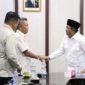 Bupati Tanjab Barat Anwar Sadat (kanan) menyambut tim KLHK dan Gakkum LHK Jambi dalam pertemuan membahas percepatan pembentukan Kantor Daops Pengendalian Karhutla guna memperkuat perlindungan lahan gambut, Rabu (29/07). (FOTO : Dok. Prokopim TJB)