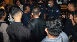 Oknum Kades dari Sarolangun Terjaring Razia di Tempat Hiburan Malam Hasil Tes Unire Positif Narkoba sempat Menolak saat akan dibawa ke Mapolda Jambi. FOTO : Dhea/LT