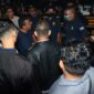 Oknum Kades dari Sarolangun Terjaring Razia di Tempat Hiburan Malam Hasil Tes Unire Positif Narkoba sempat Menolak saat akan dibawa ke Mapolda Jambi. FOTO : Dhea/LT