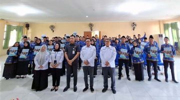 Kepala BKPSDM Tanjab Barat Saldi, SH bersama 63 PPPK Penuh Waktu Tahap II yang Menerima SK Pengangkatan. FOTO : HMS