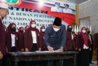 Wakil Bupati Kabupaten Tanjung Jabung Barat Hairan, SH menandatangani berita acara Pelantikan DPD dan Dewan Pertimbangan PPNI Tanjung Jabung Barat periode 2022-2027. FOTO : Ist