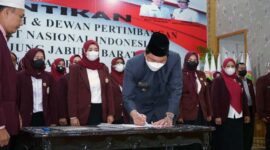 Wakil Bupati Kabupaten Tanjung Jabung Barat Hairan, SH menandatangani berita acara Pelantikan DPD dan Dewan Pertimbangan PPNI Tanjung Jabung Barat periode 2022-2027. FOTO : Ist