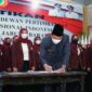 Wakil Bupati Kabupaten Tanjung Jabung Barat Hairan, SH menandatangani berita acara Pelantikan DPD dan Dewan Pertimbangan PPNI Tanjung Jabung Barat periode 2022-2027. FOTO : Ist