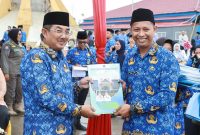 Bupati Tanjab Barat Anwar Sadat Serahkan SK Pengangkatan 2.375 PPPK Paruh Waktu. FOTO : Prokopim