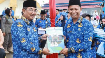 Bupati Tanjab Barat Anwar Sadat Serahkan SK Pengangkatan 2.375 PPPK Paruh Waktu. FOTO : Prokopim