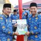 Bupati Tanjab Barat Anwar Sadat Serahkan SK Pengangkatan 2.375 PPPK Paruh Waktu. FOTO : Prokopim