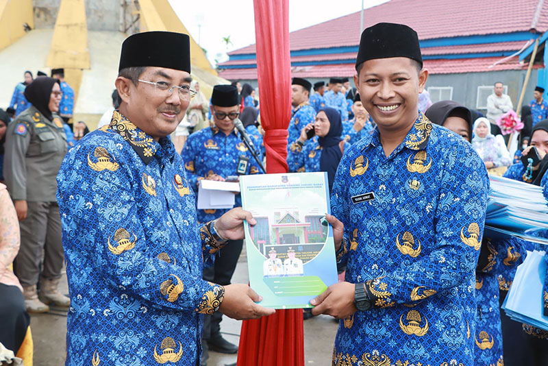 Bupati Tanjab Barat Anwar Sadat Serahkan SK Pengangkatan 2.375 PPPK Paruh Waktu. FOTO : Prokopim