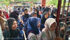 Antrian PPPK Pemkab Tanjab Barat Saat Penandatanganan Perjanjian Kerja di Kantor BKPSDM Tanjab Barat, Senin (20/5/24). FOTO : Lintastungkal