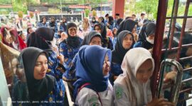 Antrian PPPK Pemkab Tanjab Barat Saat Penandatanganan Perjanjian Kerja di Kantor BKPSDM Tanjab Barat, Senin (20/5/24). FOTO : Lintastungkal