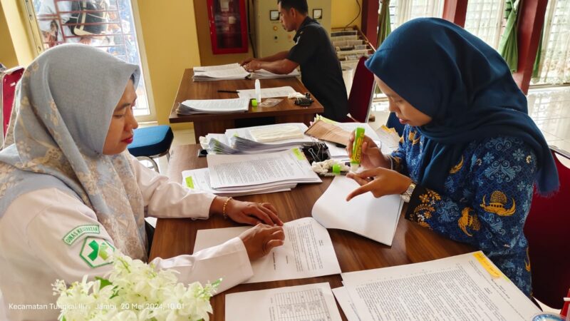 Salah Seorang PPPK Pemkab Tanjab Barat Saat Melakukan Penandatanganan Perjanjian Kerja di Kantor BKPSDM Tanjab Barat, Senin (20/5/24). FOTO : Lintastungkal