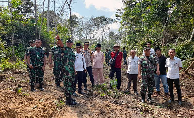 Dandim 0415/Jambi Letkol inf Yoga Cahya Prasetya Meninjau Lokasi Usai Buka Pra TMMD ke-121 di Desa Suka Maju Mestong Kabupaten Muaro Jambi, Rabu (03/06/24). [FOTO : Viryzha/LT]