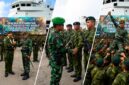 Tadisi penyambutan dan aksi kegembiraan ini spontan dilakukan 450 prajurit TNI AD dari Yonif 142/Ksatria Jaya setelah berhasil menyelesaikan misi operasi Satgas Pengamanan Perbatasan (Pamtas) RI-PNG Mobile di wilayah Papua selama setahun dan kembali ke homebase dalam kondisi aman serta personel lengkap di Pelabuhan Boom Baru, Palembang, Kamis (4/6/2026). (Foto: Penrem 042/Gapu)