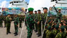 Tadisi penyambutan dan aksi kegembiraan ini spontan dilakukan 450 prajurit TNI AD dari Yonif 142/Ksatria Jaya setelah berhasil menyelesaikan misi operasi Satgas Pengamanan Perbatasan (Pamtas) RI-PNG Mobile di wilayah Papua selama setahun dan kembali ke homebase dalam kondisi aman serta personel lengkap di Pelabuhan Boom Baru, Palembang, Kamis (4/6/2026). (Foto: Penrem 042/Gapu)