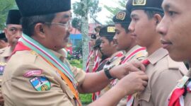 Bupati Tanjab Barat, H. Anwar Sadat sekaligus Kamabicab Gerakan Pramuka Tanjab Barat Menyematkan Penghargaan Kepada Peserta pada upacara Apel Peringatan  Pramuka ke-63 tingkat Kwartir Cabang (Kwarcab) Gerakan Pramuka Tanjung Jabung Barat Tahun 2024. Rabu (21/8/24). FOTO : PANITIA