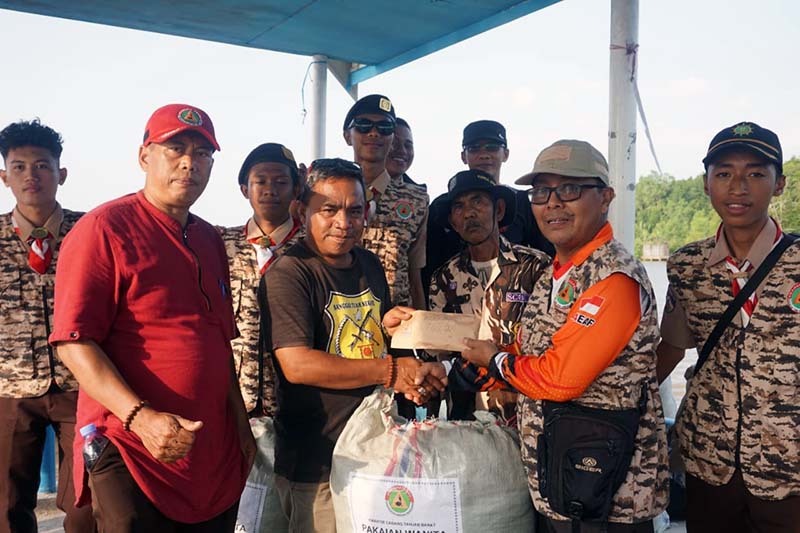Pengurus Kwarcab Gerakan Pramuka Kab. Tanjung Jabung Barat Saat Salurkan Bantuan untuk Korban Kebakaran Sungai Dualap. FOTO : HMS