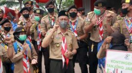 Sekda H. Agus Sanusi Bersama Pramuka Tanjab Barat Saat Upacara Penutupan PWN tahun 2021 di Bumi Sepucuk Jambi Sembilan Lurah Lapangan Garuda, Muara Bulian Kabupaten Batanghari, Jum’at (10/12/21).