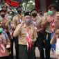 Sekda H. Agus Sanusi Bersama Pramuka Tanjab Barat Saat Upacara Penutupan PWN tahun 2021 di Bumi Sepucuk Jambi Sembilan Lurah Lapangan Garuda, Muara Bulian Kabupaten Batanghari, Jum’at (10/12/21).