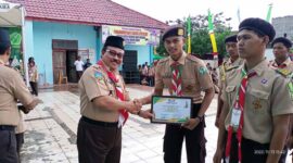 Kepala Dinas Kesehatan Tanjung Jabung Barat yang juga Ketua Mabi Saka Bakti Husada H. Zaharudin, S. KM menyerahkan piagam kepada Juara I tiap mata lomba Perticab Saka Bakti Husada, Minggu (13/11/22). FOTO : Bas/LT