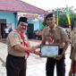 Kepala Dinas Kesehatan Tanjung Jabung Barat yang juga Ketua Mabi Saka Bakti Husada H. Zaharudin, S. KM menyerahkan piagam kepada Juara I tiap mata lomba Perticab Saka Bakti Husada, Minggu (13/11/22). FOTO : Bas/LT