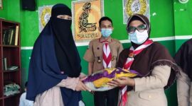 FOTO : Gerakan Pramuka Ambalan Depati Parbo- Putri Ayu Pangkalan Pramuka SMAN 11 Kota Jambi melakukan kegiatan bakti social menyalurkan Sosial Ramadhan 1442 H dan Covi-19 dan kunjungan ke panti Asuhan Ummi Ikhlas, Senin (26/04/21).
