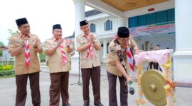 Ketua Mabicab Gerakan Pramuka Tanjab Barat H Anwar Sadat didampingi Ketua Kwarcab H Agus Sanusi, ketua Mabi SBH H Zaharuddin, dan Pimpinan SBH Sahala Simatupang buka Perticab ke-2, Kamis (9/11/23). FOTO : Asri