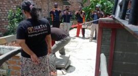 Tim Inafis Ditreskrimum Polda Jambi dan Polresta Jambi Saat Menggelar pra rekonstruksi kasus kematian KY (3 th) di RT 28, Kelurahan Rawasari, Kecamatan Alam Barajo, Kota Jambi, Minggu (4/9/22). FOTO : Istimewa