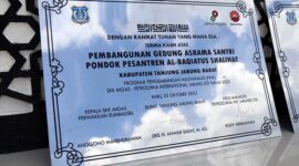 Prasasti Peresmian Asrama Santri Pondok Pesantren Al-Baqiyatush Shalihat dari Bantuan SKK Migas - PetroChina International Jabung Ltd, Rabu (25/10/2023). FOTO : TIM