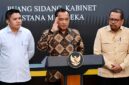 Menteri Sekretaris Negara (Mensesneg) Prasetyo Hadi (tengah) memberikan keterangan pers didampingi jajaran terkait di Ruang Sidang Kabinet, Istana Merdeka, Kompleks Istana Kepresidenan, Jakarta, Selasa (2/6/2026) malam. (FOTO : Dok. Istimewa/Republika.co.ID)