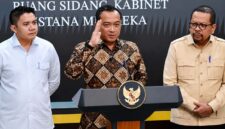 Menteri Sekretaris Negara (Mensesneg) Prasetyo Hadi (tengah) memberikan keterangan pers didampingi jajaran terkait di Ruang Sidang Kabinet, Istana Merdeka, Kompleks Istana Kepresidenan, Jakarta, Selasa (2/6/2026) malam. (FOTO : Dok. Istimewa/Republika.co.ID)
