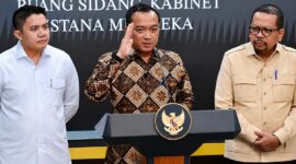 Menteri Sekretaris Negara (Mensesneg) Prasetyo Hadi (tengah) memberikan keterangan pers didampingi jajaran terkait di Ruang Sidang Kabinet, Istana Merdeka, Kompleks Istana Kepresidenan, Jakarta, Selasa (2/6/2026) malam. (FOTO : Dok. Istimewa/Republika.co.ID)