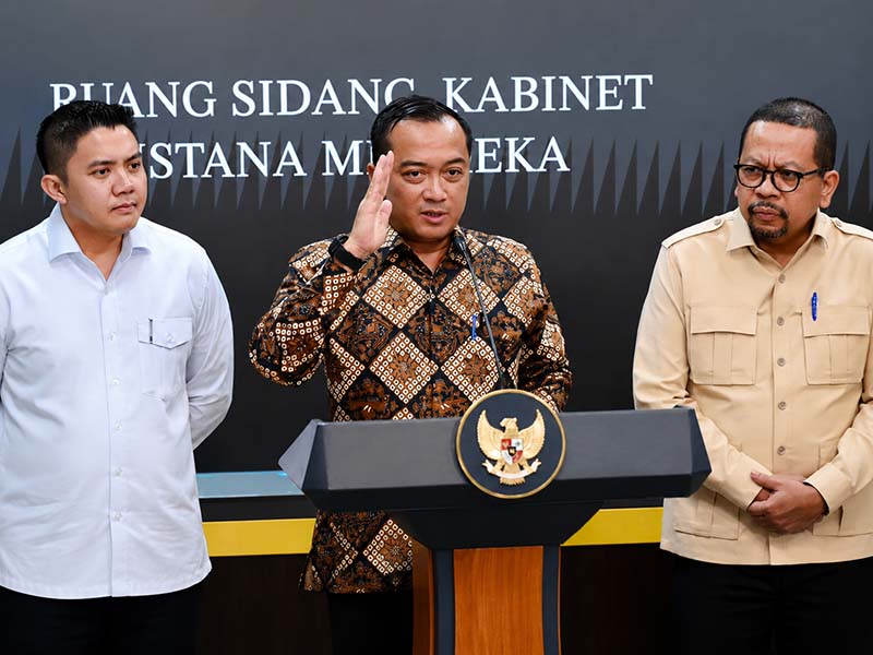 Menteri Sekretaris Negara (Mensesneg) Prasetyo Hadi (tengah) memberikan keterangan pers didampingi jajaran terkait di Ruang Sidang Kabinet, Istana Merdeka, Kompleks Istana Kepresidenan, Jakarta, Selasa (2/6/2026) malam. (FOTO : Dok. Istimewa/Republika.co.ID)