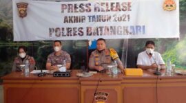 Kapolres Batanghari AKBP Heru Ekwanto, S.IK Pres Rilis Akhir Tahun 2021, Kamis (30/12/21). FOTO : Noval.