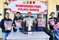 Kasatreskrim Polres Bungo AKP Yosua Adrian, S.Tr.K., S.I.K., M.H. (tengah), didampingi jajaran personel Satreskrim dan Humas, menunjukkan barang bukti kasus curas dalam konferensi pers di Mapolres Bungo, Jambi, Rabu (23/9/2026). (FOTO : ISTIMEWA)