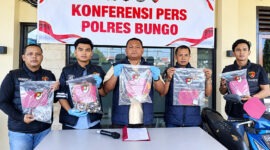 Kasatreskrim Polres Bungo AKP Yosua Adrian, S.Tr.K., S.I.K., M.H. (tengah), didampingi jajaran personel Satreskrim dan Humas, menunjukkan barang bukti kasus curas dalam konferensi pers di Mapolres Bungo, Jambi, Rabu (23/9/2026). (FOTO : ISTIMEWA)