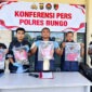Kasatreskrim Polres Bungo AKP Yosua Adrian, S.Tr.K., S.I.K., M.H. (tengah), didampingi jajaran personel Satreskrim dan Humas, menunjukkan barang bukti kasus curas dalam konferensi pers di Mapolres Bungo, Jambi, Rabu (23/9/2026). (FOTO : ISTIMEWA)