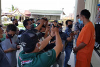 FOTO : AS Menceritkan Kejadian dan Penyesalanya Kepada Wartawan di Polres Tanjab Barat, Jumat (02/10/20).