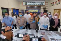 FOTO : Kapolresta Jambi Kombes Pol Eko Wahyudi, SIK MH saat konfrensi pers di Polresta Jambi, Senin (27/12/21).