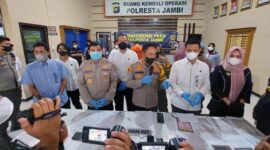 FOTO : Kapolresta Jambi Kombes Pol Eko Wahyudi, SIK MH saat konfrensi pers di Polresta Jambi, Senin (27/12/21).