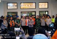 Kapolri Jendral Listyo Sigit Prabowo saat menggelar konfrensi pers di Poski Krisis Center Evakuasi Bandara Lama Stultan Thaah Jambi, Selasa malam (21/2/23). FOTO : Dhea/LT