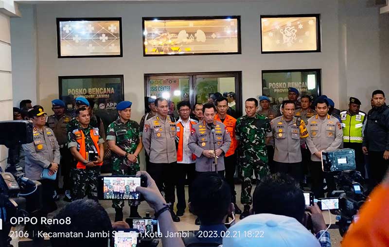 Kapolri Jendral Listyo Sigit Prabowo saat menggelar konfrensi pers di Poski Krisis Center Evakuasi Bandara Lama Stultan Thaah Jambi, Selasa malam (21/2/23). FOTO : Dhea/LT